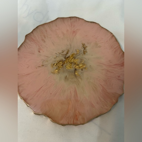 Set of 4 - Light pink and gold resin coasters - Picture 3 of 4